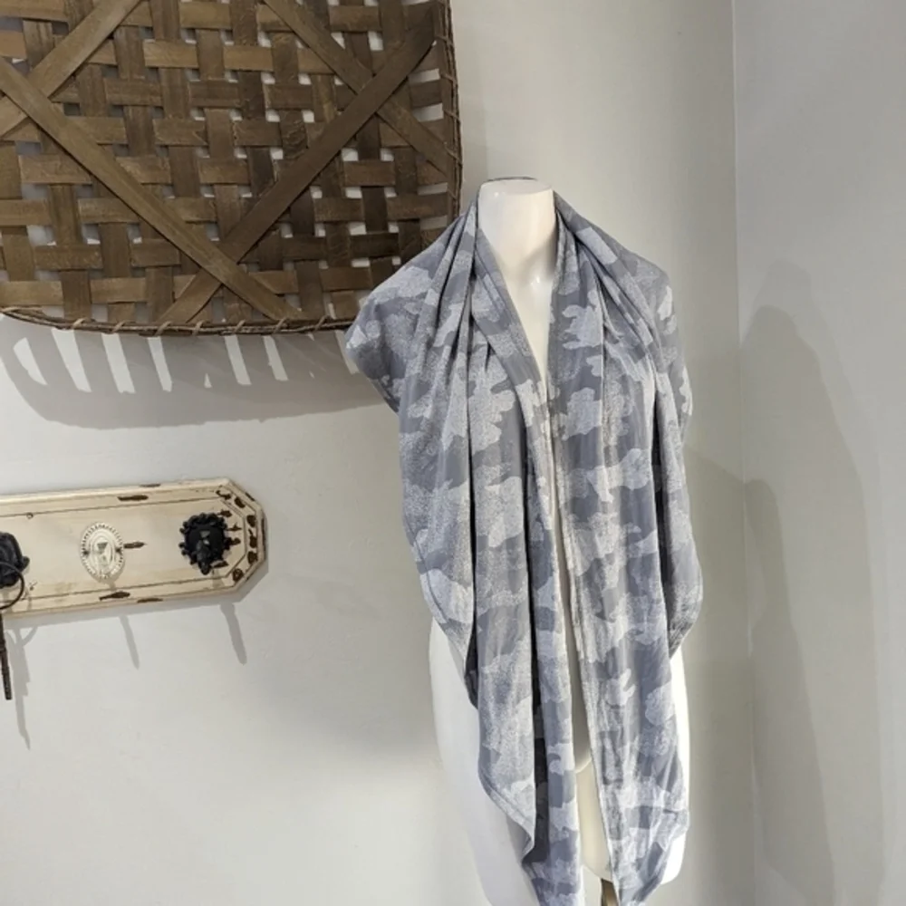 Lululemon all you need‎ camo scarf